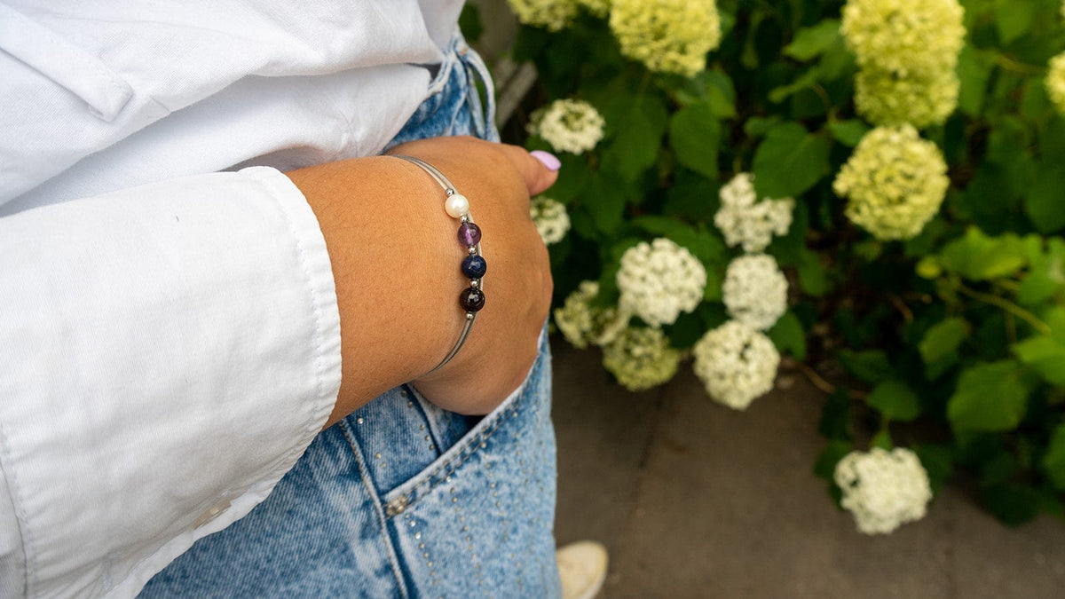 Gestapelte Thinking of You Edelstein-Armbänder am Handgelenk | CLIC by Suzanne