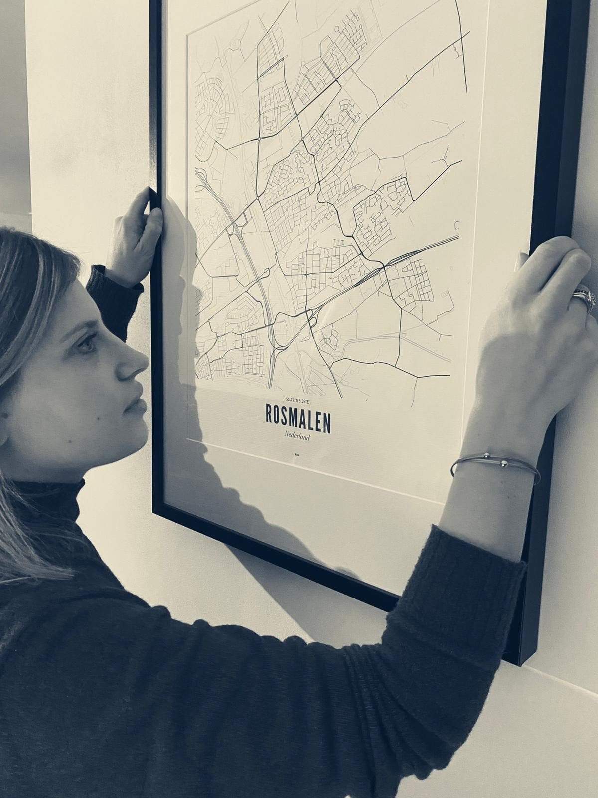 Frau trägt Thinking of You Armband mit Schmetterling-Anhänger, silberfarben | CLIC by Suzanne