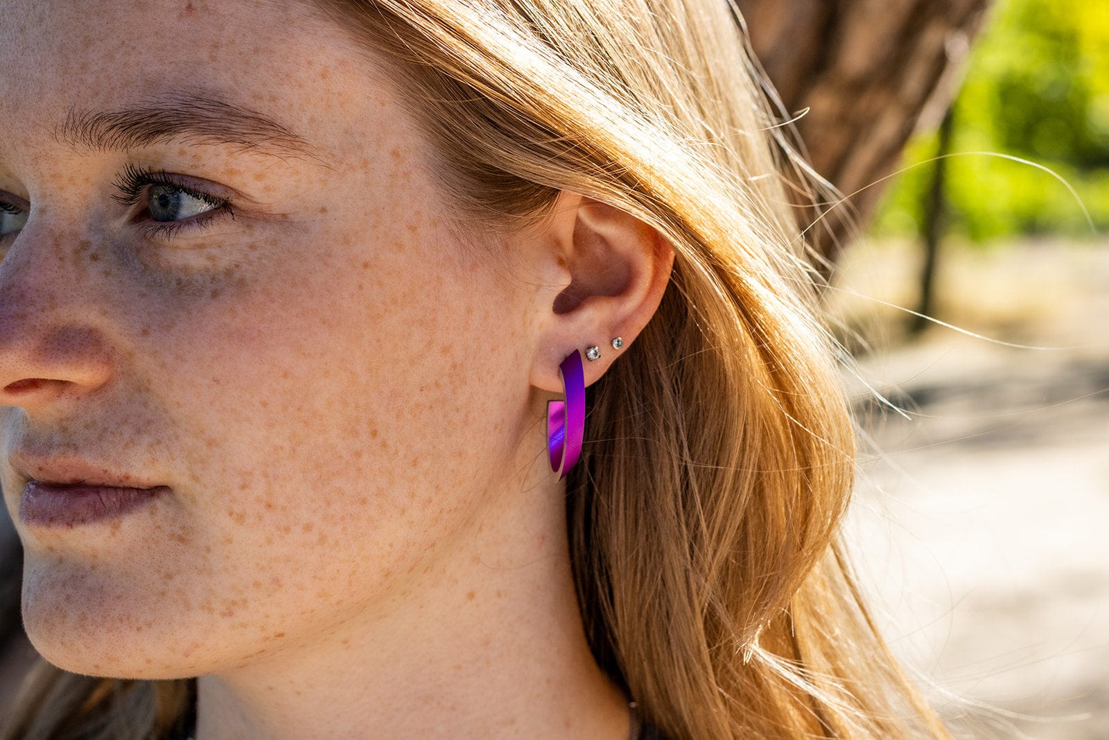 OLIVIA Ohrstecker in Lila getragen | ovale Creolen mit matter Oberfläche | CLIC by Suzanne