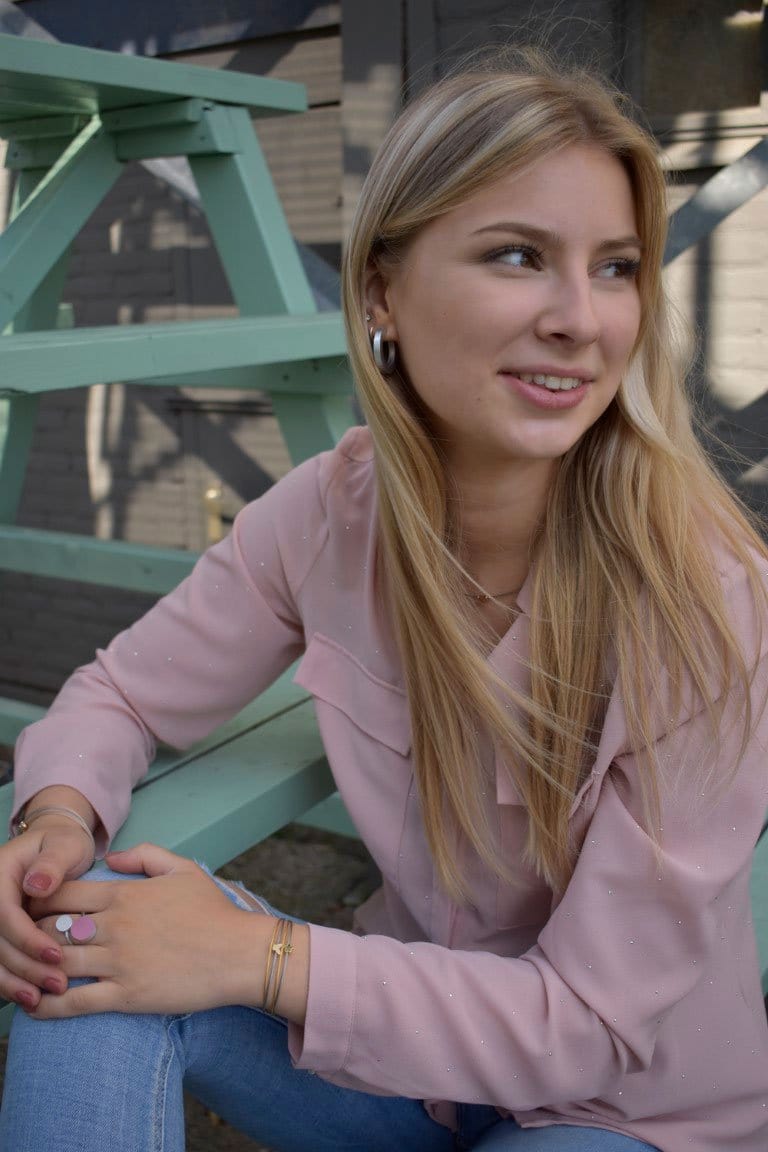 Frau trägt Thinking of You Armband mit Blüten-Anhänger, bicolor | CLIC by Suzanne
