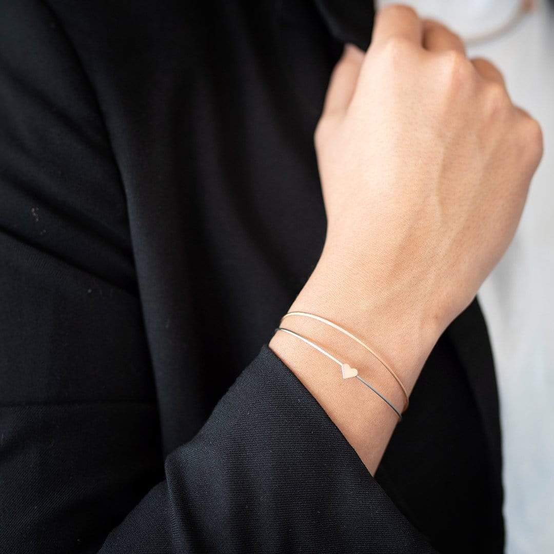 Frau trägt Thinking of You Armband mit Herz-Anhänger, bicolor | CLIC by Suzanne