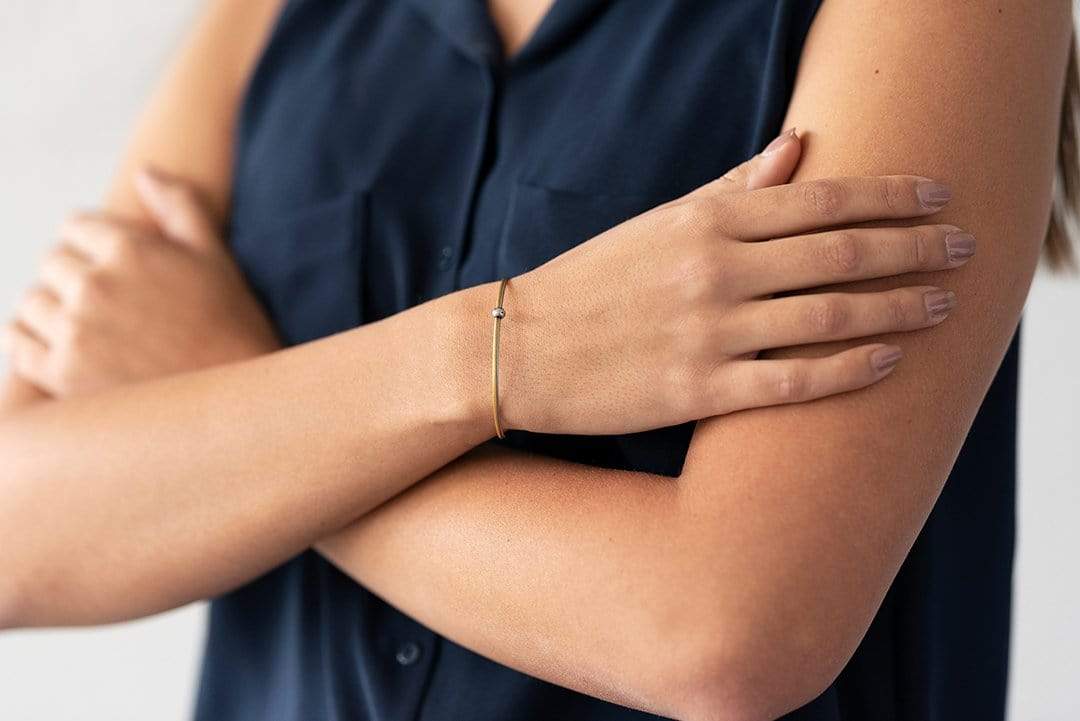 Frau trägt Thinking of You Armband, bicolor | CLIC by Suzanne